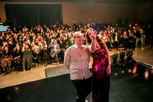Lorençato e Regina Volpato: selfie na cerimônia para convidados