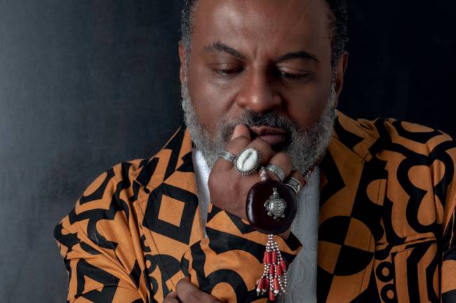 CONVIDADO 3 – Divulgação.jpeg O babalorixá Sidnei Nogueira trata das “Memórias e saberes ancestrais na Literatura” em evento na biblioteca no dia 15, às 15h30, junto do ambientalizada Kaká Werá e o pesquisador Nei Lopes. A mediação é de Tatiana Henrique
