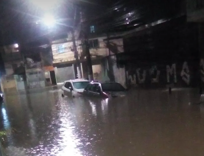 carros submersos pela água da chuva