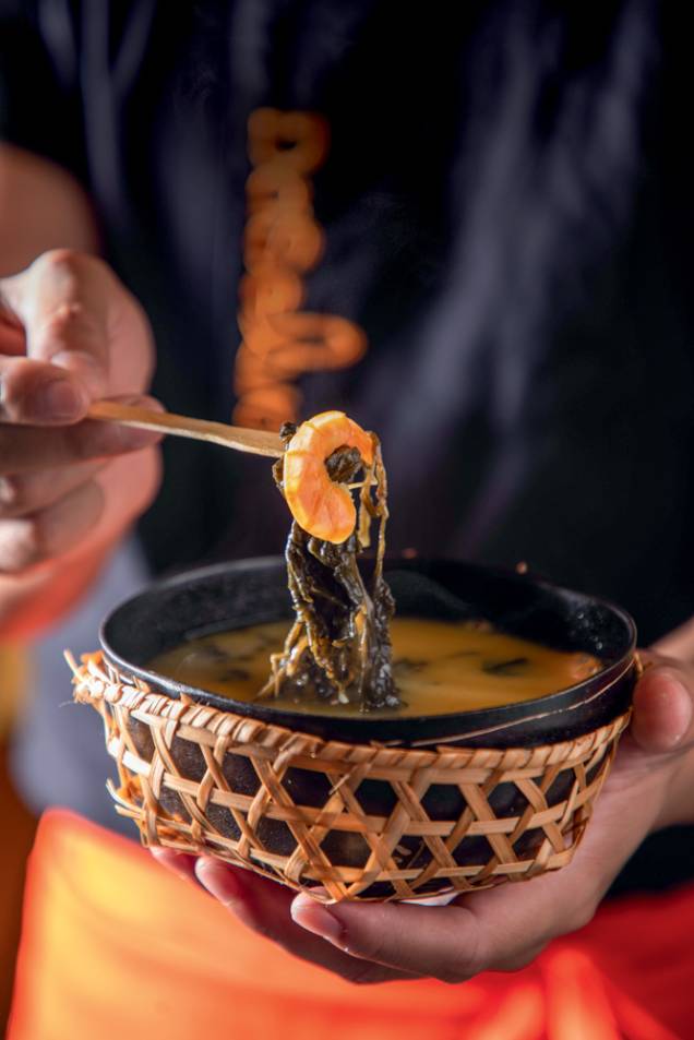 Tacacá: porção grandalhona com jambu e camarão-seco