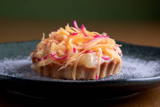 Torta de cupuaçu: sobremesa coberta de queijo do reino ralado