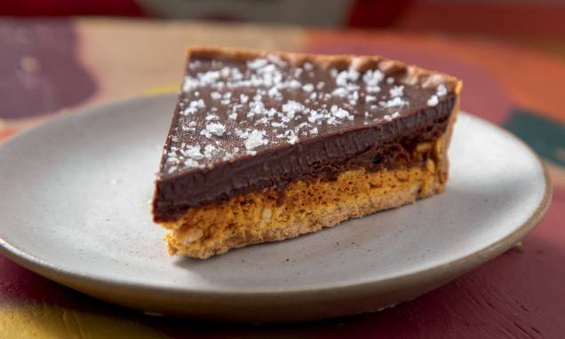 Chocolatuda: Torta com ganache meio amargo e caramelo crocante de mel