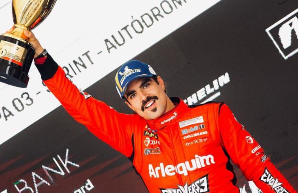 Caio Castro segurando troféu em premiação automobilística