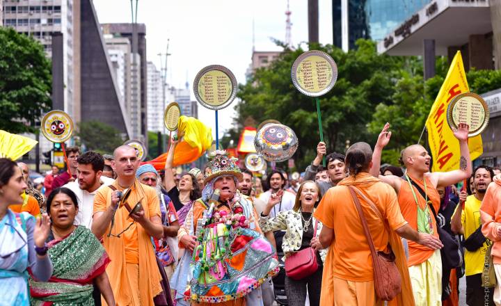 Foto de Festival Hare Krishna Na Avenisa Paulista São Paulo Brasil  Celebrando A Cultura Indiana Com Danças E Música e mais fotos de stock de  Adulto - iStock