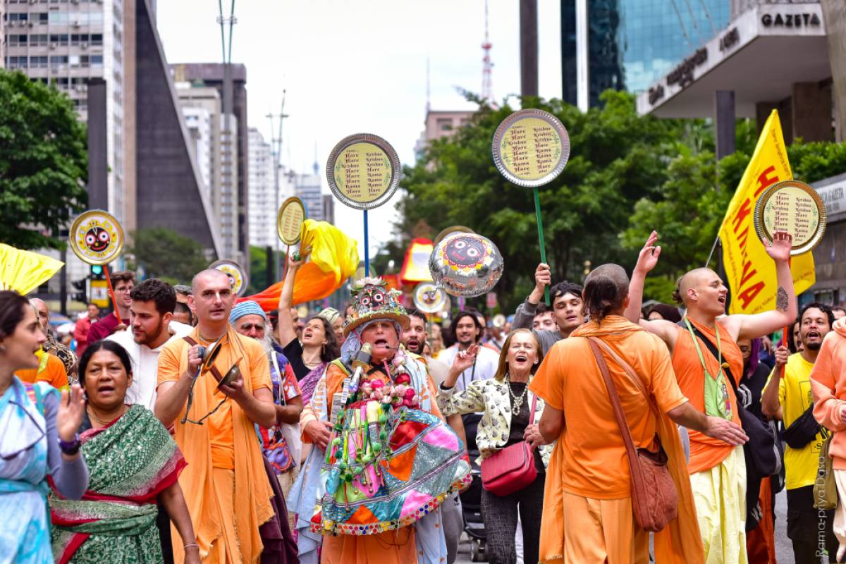 Av. Paulista recebe festa Hare Krishna com distribuição de almoço