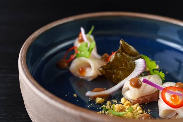 Kazuo: peixe branco, coentro, pimenta, cebola e molho de tamarindo
