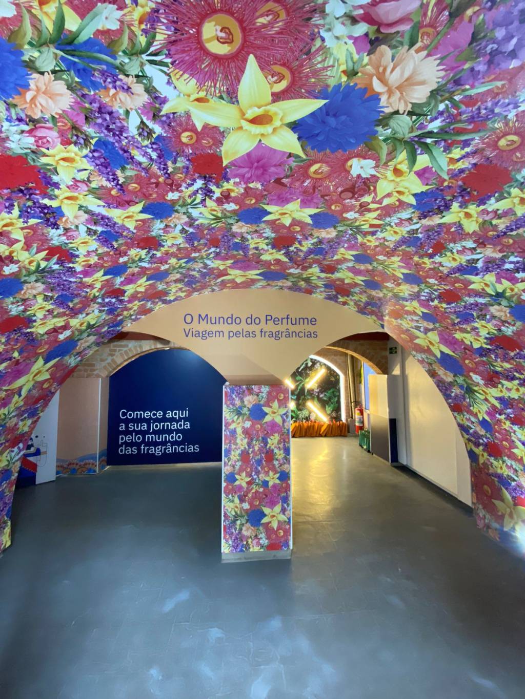 Arco com estampa florida em espaço de museu.