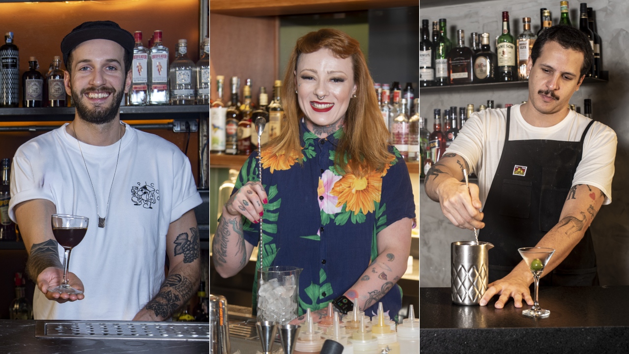 Três imagens de verticais de bartenders atrás de balcão de bares unidas por linha fina branca. À esquerda, homem de camiseta branca e boné, sorrindo, segurando drink pronto escuro. Ao centro, mulher ruiva sorrindo mexendo drink no mixing glass. À direita, homem olhando para baixo, mexendo drink no mixing glass.