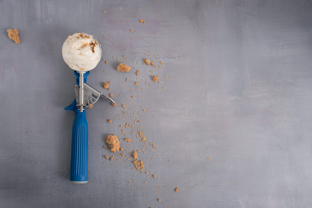 foto aérea de colher de sorvete com bola de sorvete branco dentro.