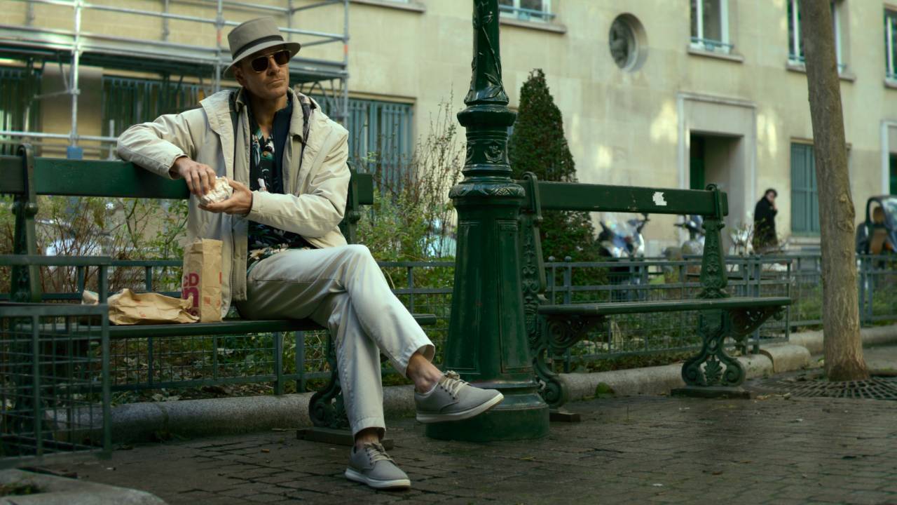 Turista em banco em uma praça de Paris