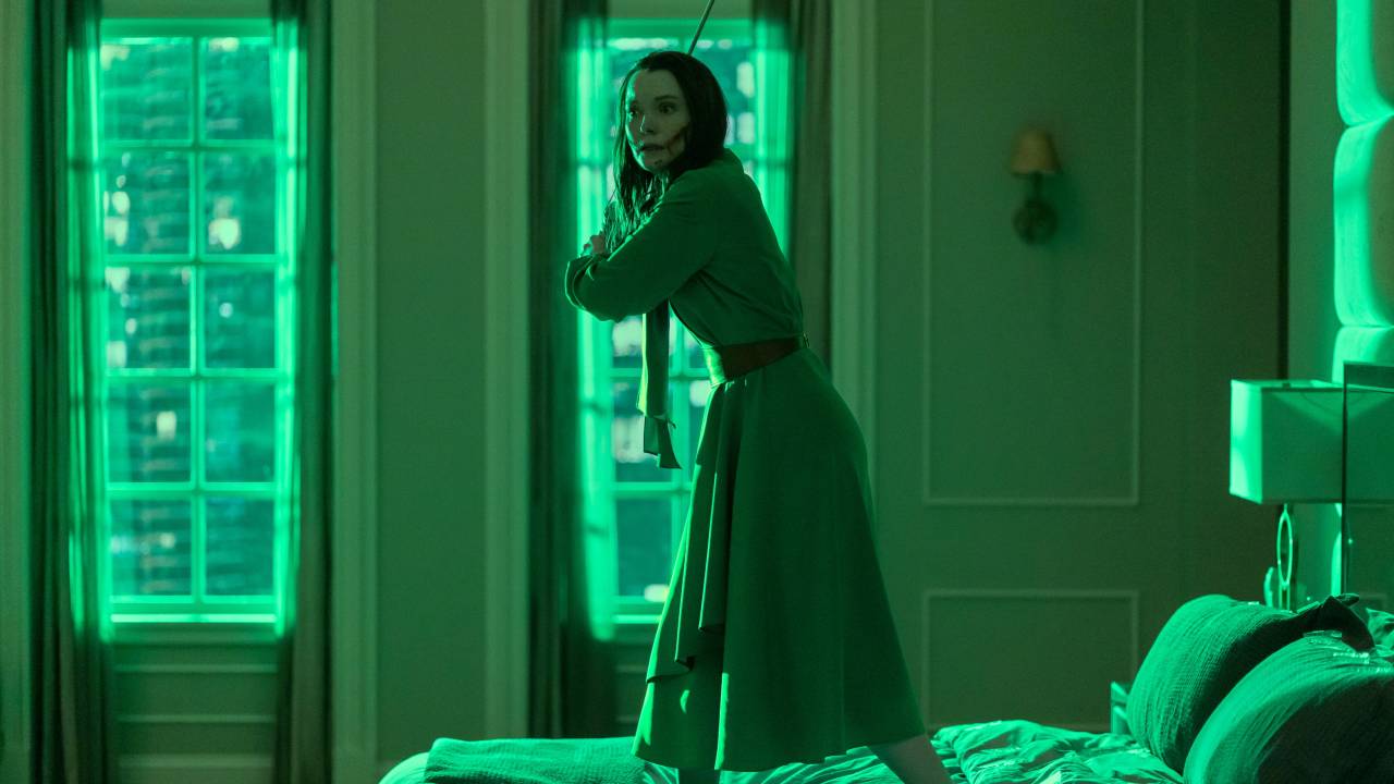 Mulher aterrorizada em quarto verde