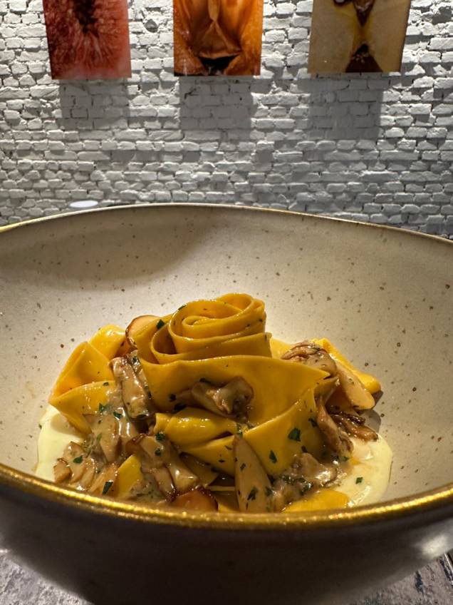 Evvai: pappardelle com cogumelo da casa caçula Trattorita