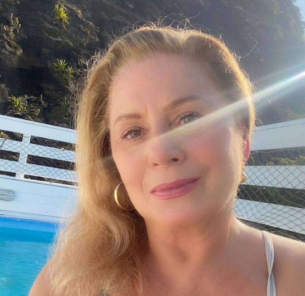 Vera Fischer publica foto só de toalha e fãs reagem