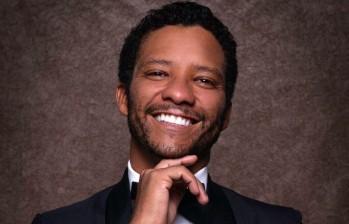 Jean William canta repertório nacional no Teatro Sérgio Cardoso