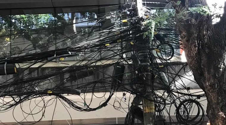 Projeto que obriga teles a identificar fios em postes avança na Câmara