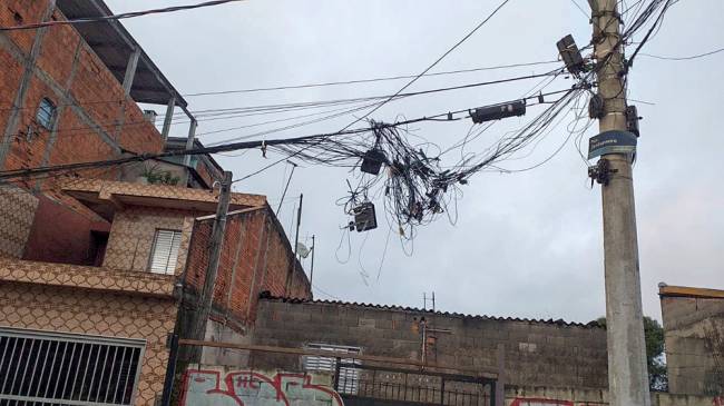 chuvas 3 novembro emaranhado de fios entre postes