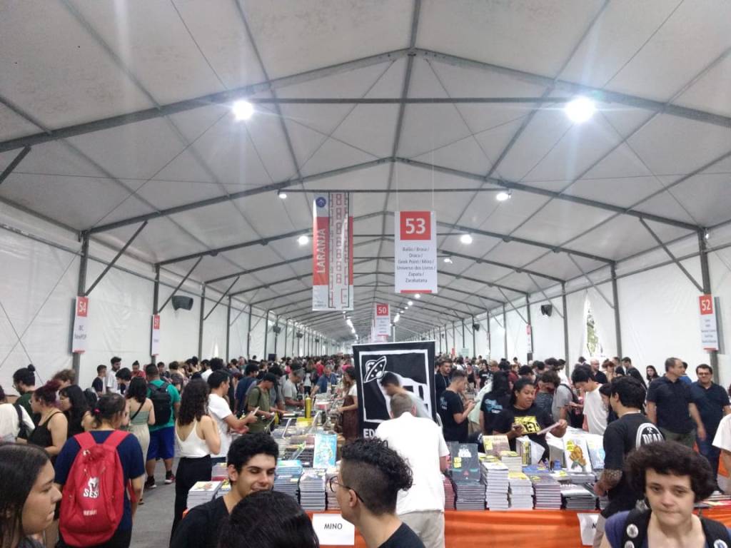 Com descontos a partir de 50%, Festa do Livro da USP tem filas no 1° dia