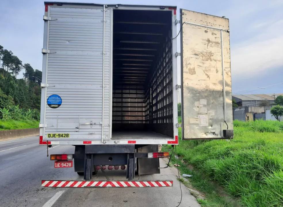 Caminhão foi abandonado na Rodovia Fernão Dias