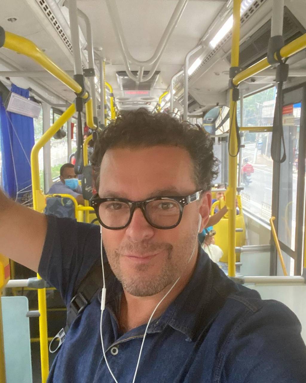 Jornalista Fernando Rocha publica foto andando de ônibus