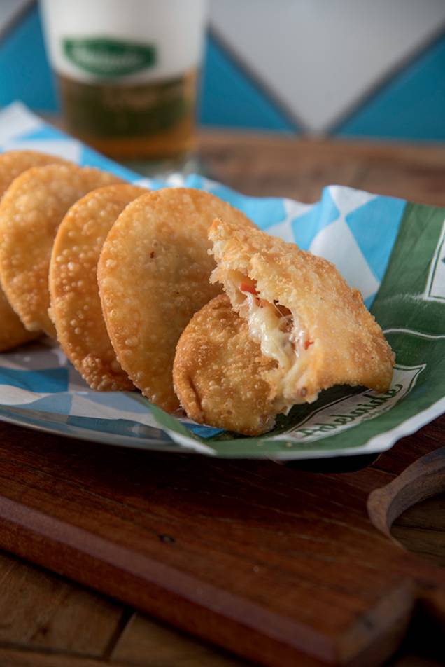 Porção de pastéis: com pancetta, muçarela e tomate Porção de pastéis: com pancetta, muçarela e tomate