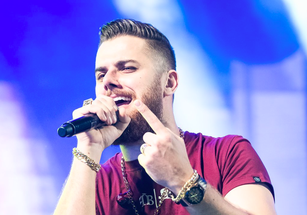 Cantor Zé Neto é transferido da UTI para o quarto