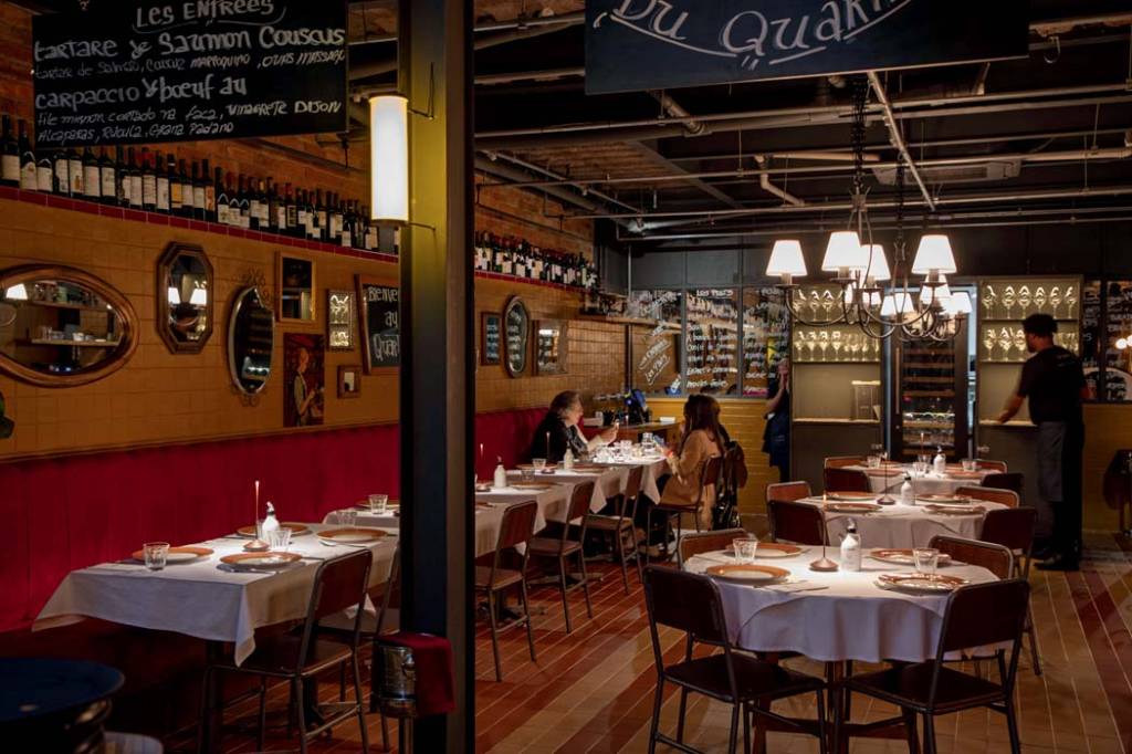 bistrot du Quartier salão-do-restaurante-bistrot-du-quartier-com-mesas-à-esquerda-e-à-direita-e-cozinha-ao-fundo