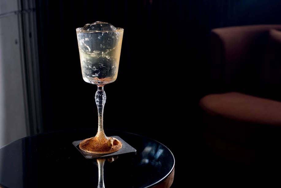 Eu juro que é o último: blend de runs com vermute seco, adoçado com óleo de banana-da-terra Eu juro que é o último: blend de runs com vermute seco, adoçado com óleo de banana-da-terra