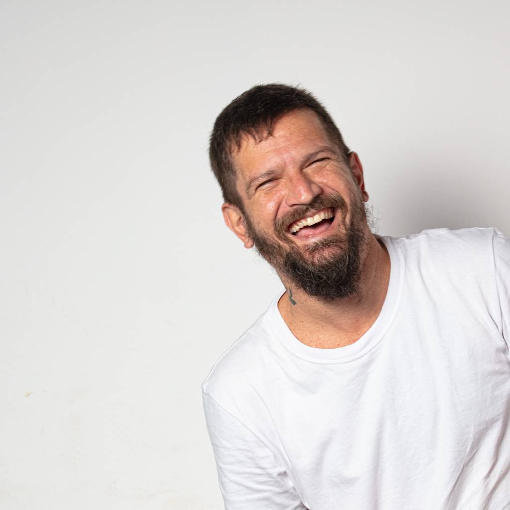 Saulo Fernandes se apresenta durante pôr do sol no Anhangabaú