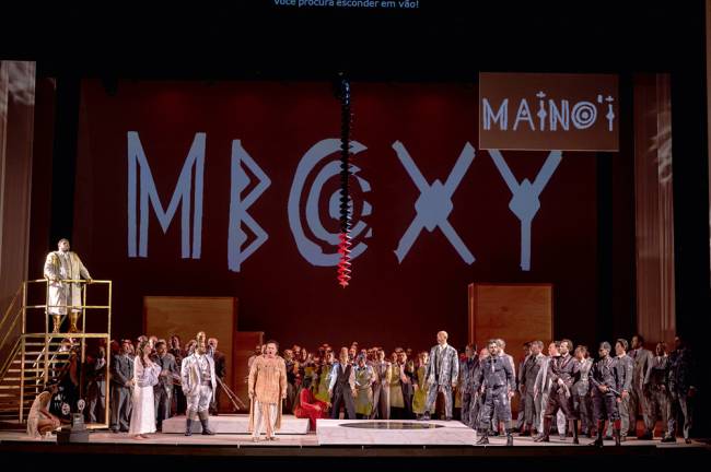 Cena de 'O Guarani', ópera apresentada no Theatro Municipal em maio de 2023