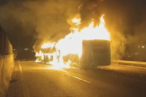 manifestantes-fogo-onibus-anhanguera