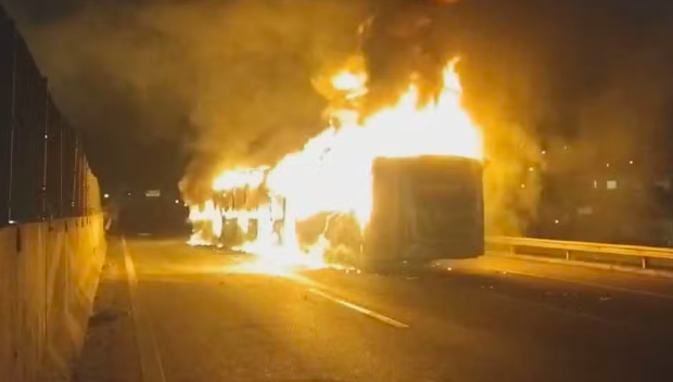 manifestantes-fogo-onibus-anhanguera