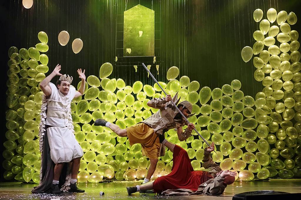 Espetáculo aborda exploração a partir de palhaços e bexigas