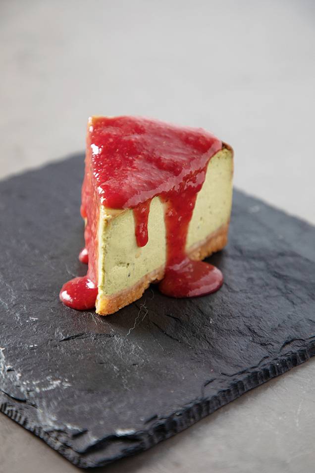 Cheesecake de matchá com calda de morango: especialidades da By Kim  Confeitaria