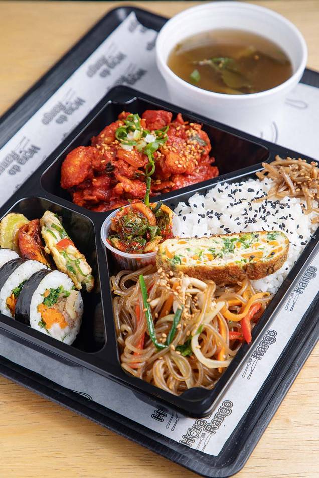 Versão de doshirak: marmitinha com arroz, sushi, kimchi e carne à escolha
