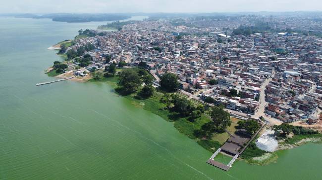 Imagem aérea mostra bairro Cantinho do Céu, às margens da represa Billings, com suas águas esverdeadas
