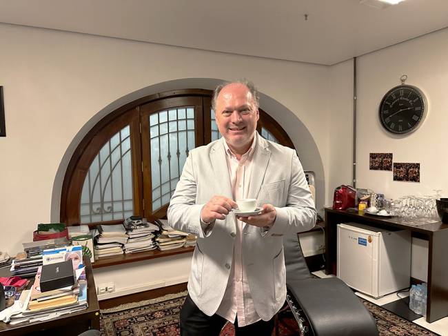 Roberto Minczuk em seu camarim, no Theatro Municipal