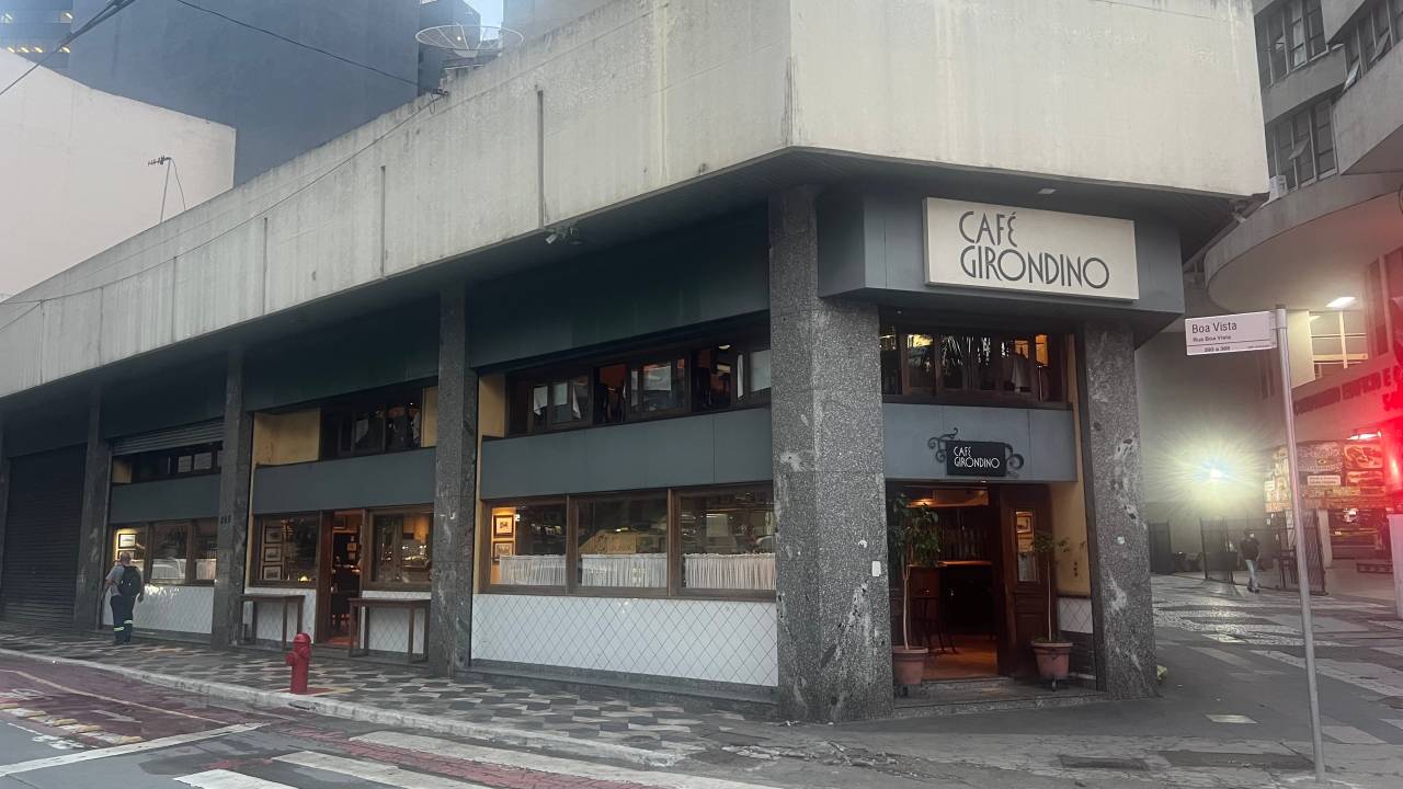 Imagem mostra fachada de imóvel, com letreiro que diz "Café Girondino"