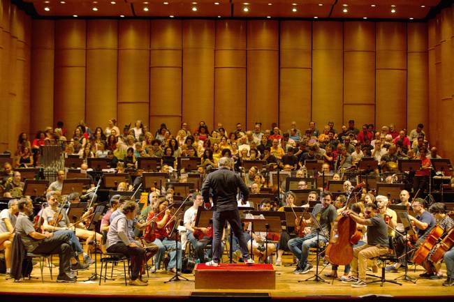 O maestro Roberto Minczuk durante ensaio da Orquestra Sinfônica Municipal de São Paulo no Theatro Municipal