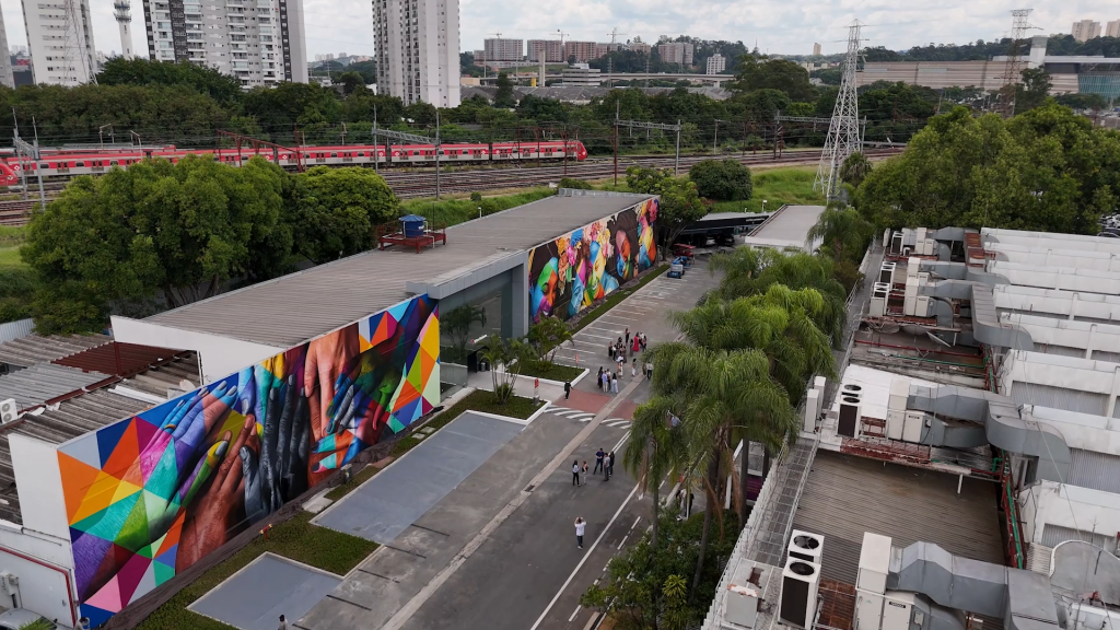 Foto aérea de mural horizontal colorido em complexo empresarial