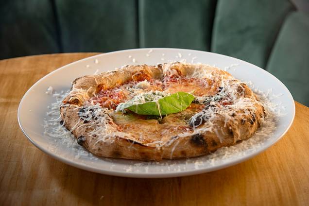 Pizza missô margherita: de muçarela, parmesão e manjericão com molho de tomate e missô