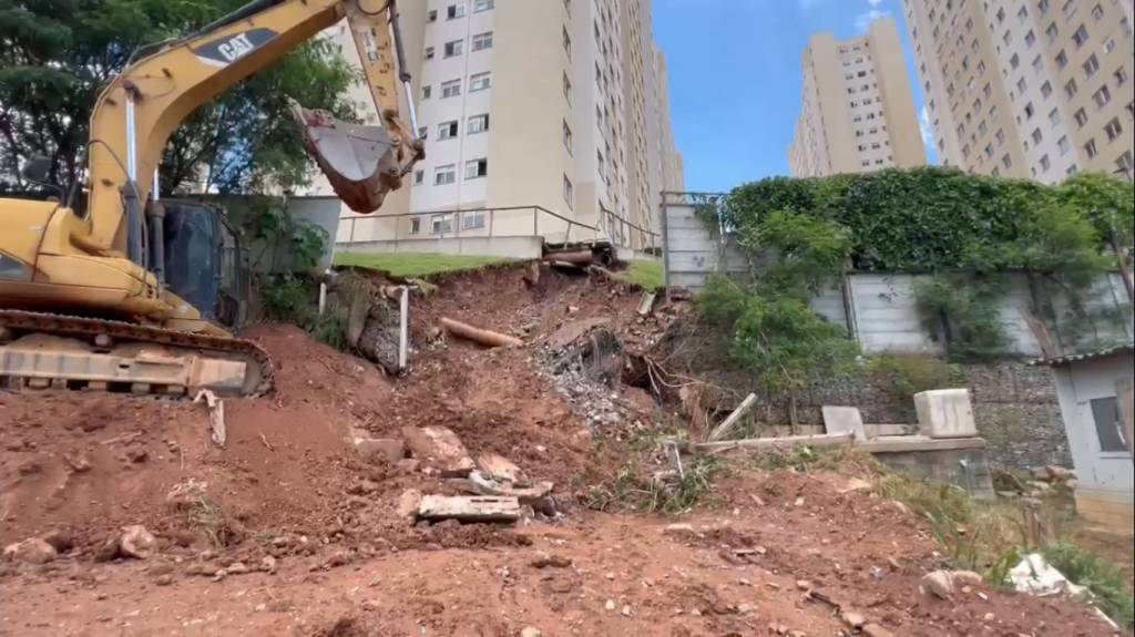 Defesa Civil interdita cinco casas no Capão Redondo após muro desabar