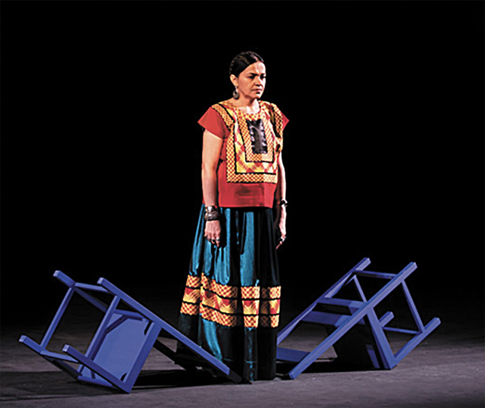 Rose Germano como Frida Kahlo: cenário composto por cadeira
