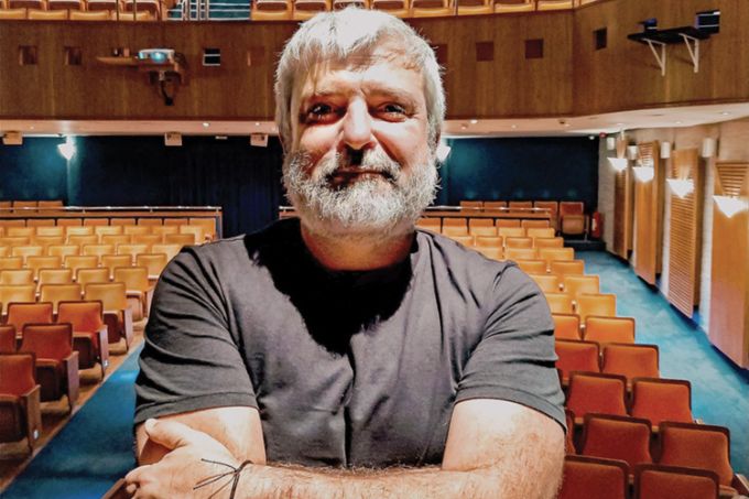 Luiz Antônio Rocha se destaca em SP com monólogos de cenários minimalistas