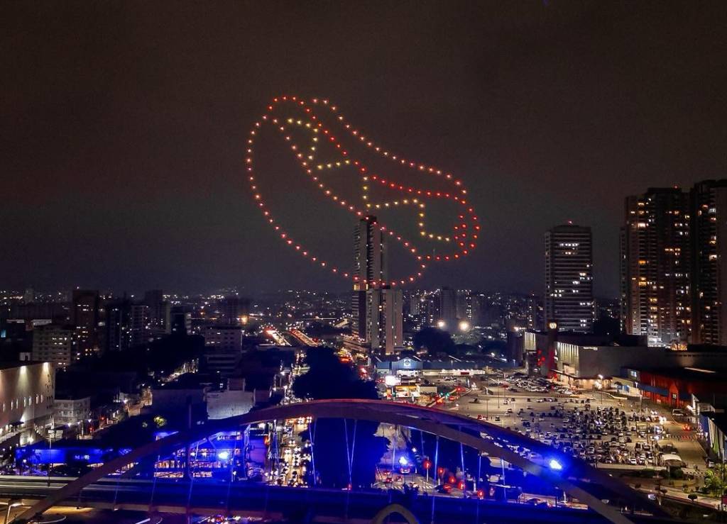Prefeitura celebra 62 anos de Osasco com imagem de cachorro-quente no céu