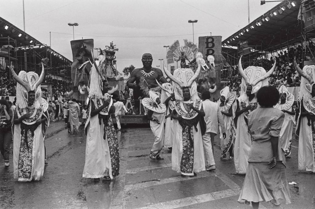 Último desfile na Avenida Tiradentes marcou Carnaval com polêmicas e chuva