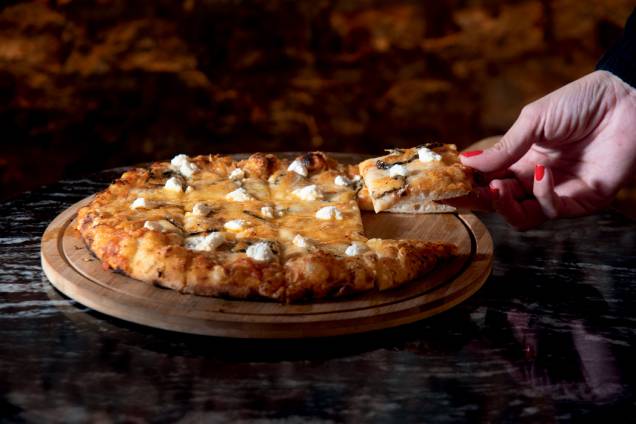 Pizza de quatro queijos do Clementina: cortada em aperitivo Pizza de quatro queijos do Clementina: cortada em aperitivo