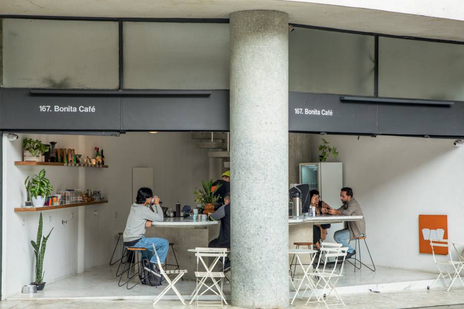 Fachada do Bonita Café: no térreo de prédio no centro