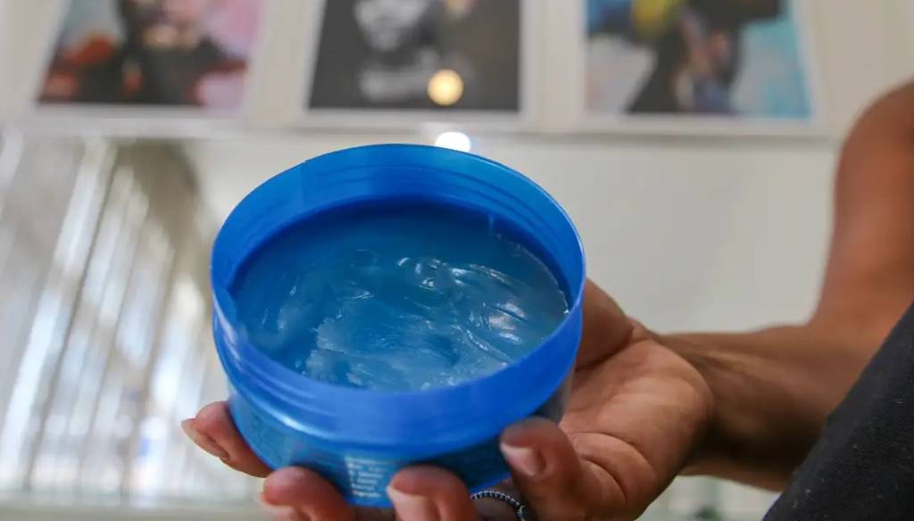 Saúde e Anvisa reforçam alerta sobre uso de pomada capilar no Carnaval