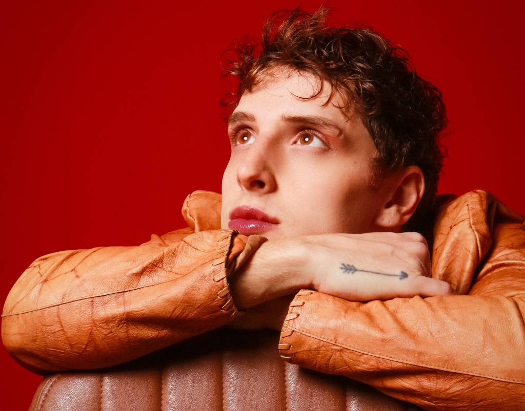 Ator de Kelvin em ‘Terra e Paixão’ lança clipe como drag queen