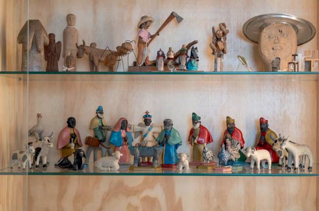 Coleção exposta na Casa de Vidro tem bonecos e imagens religiosas